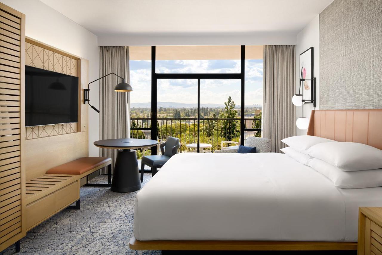 Club level Guest room 1 King High floor,1233888371:JPEG